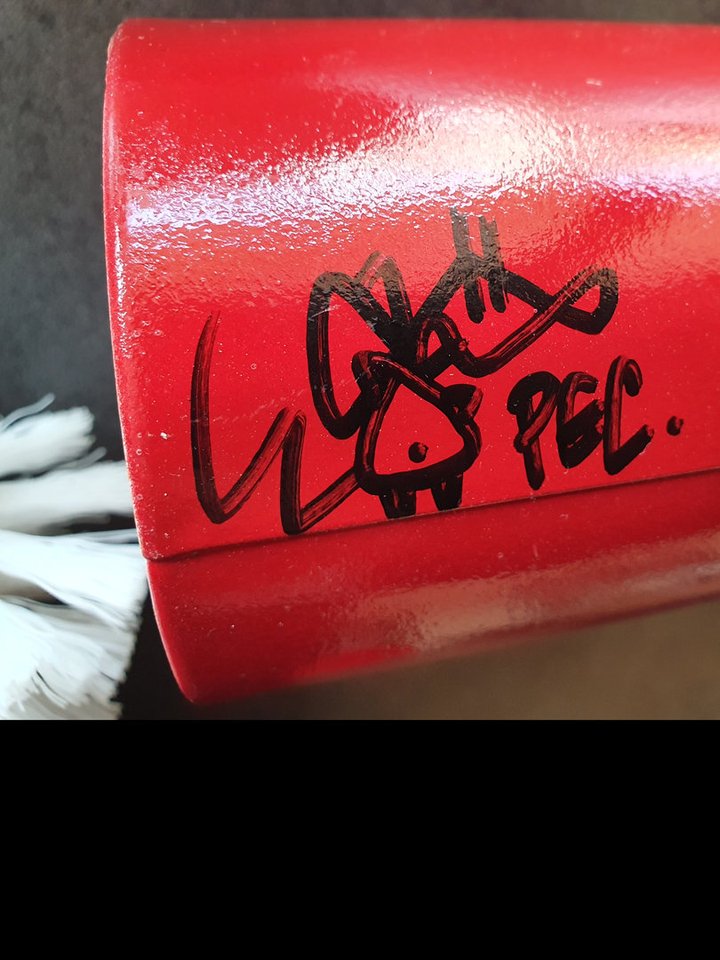 Sculpture balai Rouge par PEC street-artist
