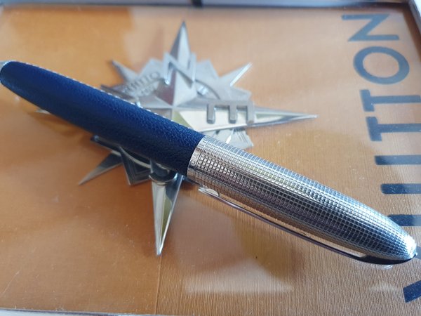 Stylo Louis Vuitton cuir et argent.