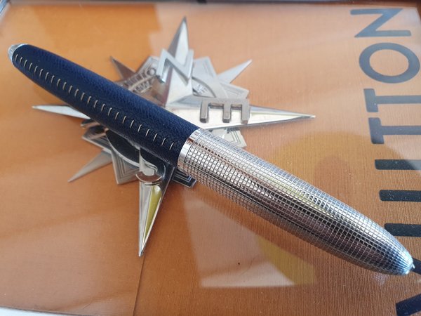 Stylo Louis Vuitton cuir et argent.
