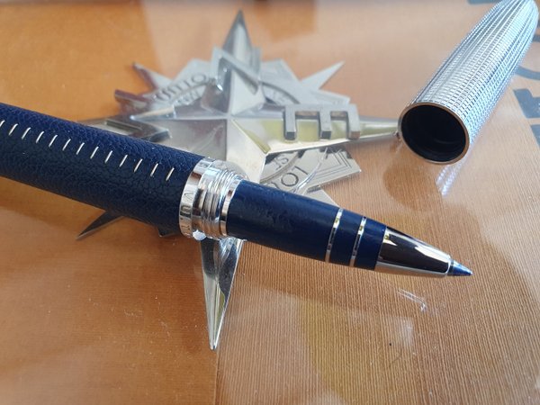 Stylo Louis Vuitton cuir et argent.