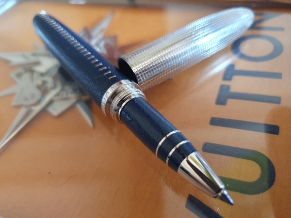 Stylo Louis Vuitton cuir et argent.