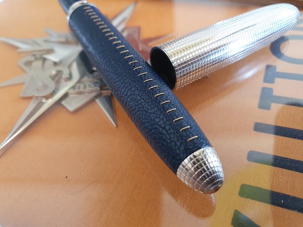 Stylo Louis Vuitton cuir et argent.