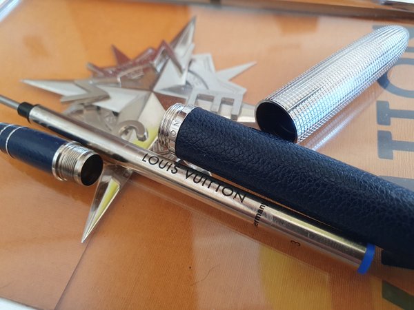 Stylo Louis Vuitton cuir et argent.