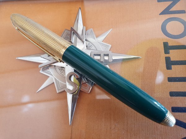 Stylo Louis Vuitton Doc Laq vert et Or