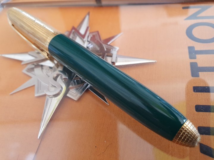 Stylo Louis Vuitton Doc Laq vert et Or