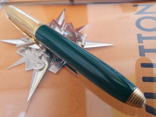 Stylo Louis Vuitton Doc Laq vert et Or