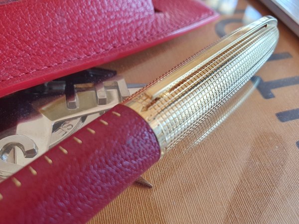 Stylo roller Louis Vuitton Doc cuir rouge et son étui