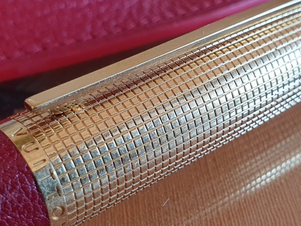 Stylo roller Louis Vuitton Doc cuir rouge et son étui