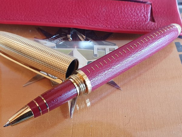 Stylo roller Louis Vuitton Doc cuir rouge et son étui