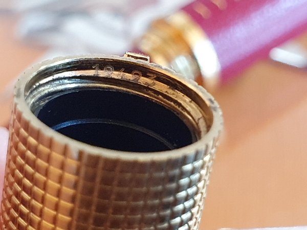 Stylo roller Louis Vuitton Doc cuir rouge et son étui