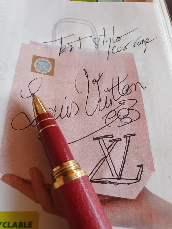 Stylo roller Louis Vuitton Doc cuir rouge et son étui