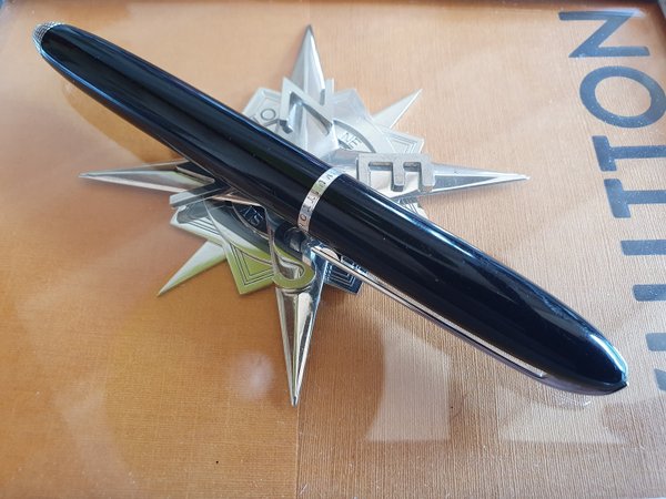 Stylo Louis Vuitton Doc Laq Noir et Argent