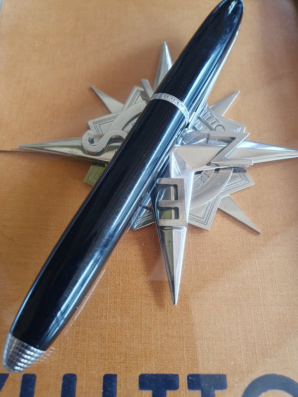 Stylo Louis Vuitton Doc Laq Noir et Argent