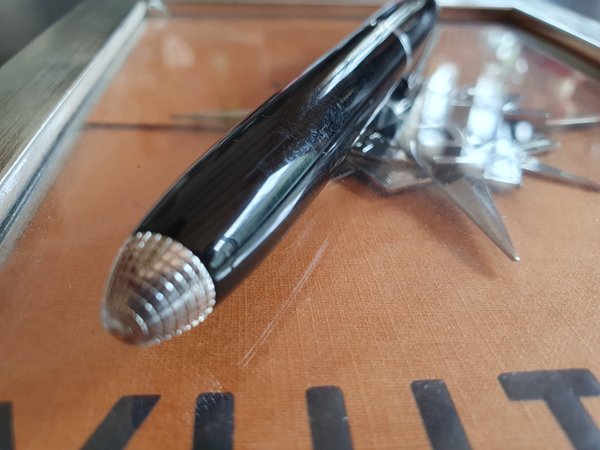 Stylo Louis Vuitton Doc Laq Noir et Argent
