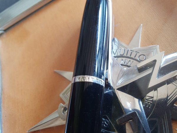 Stylo Louis Vuitton Doc Laq Noir et Argent