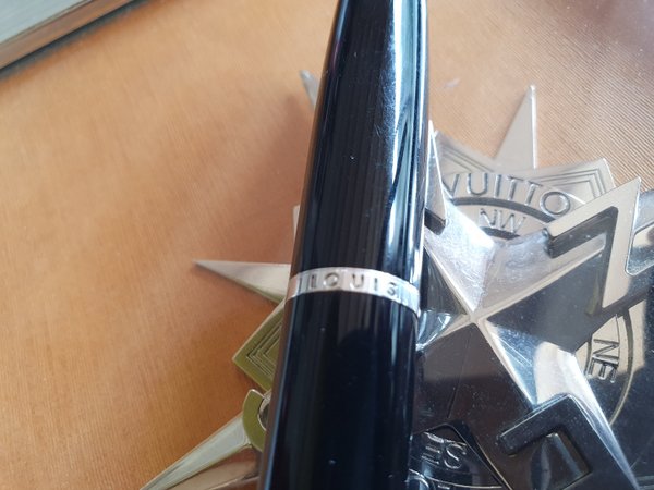 Stylo Louis Vuitton Doc Laq Noir et Argent