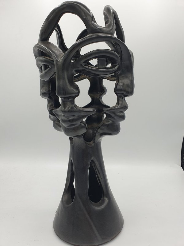 Vase ajouré aux quatre visages par Jean Marais