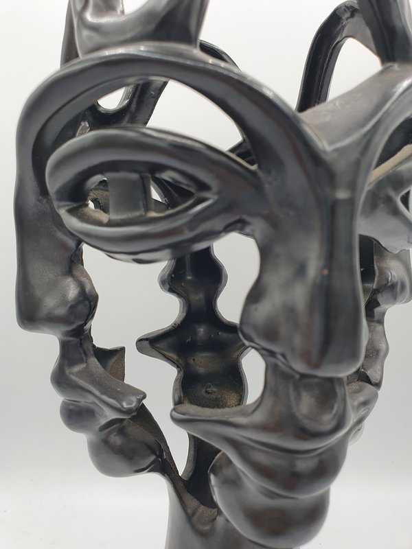 Vase ajouré aux quatre visages par Jean Marais