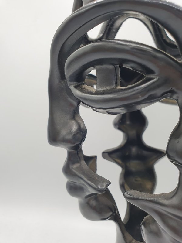 Vase ajouré aux quatre visages par Jean Marais