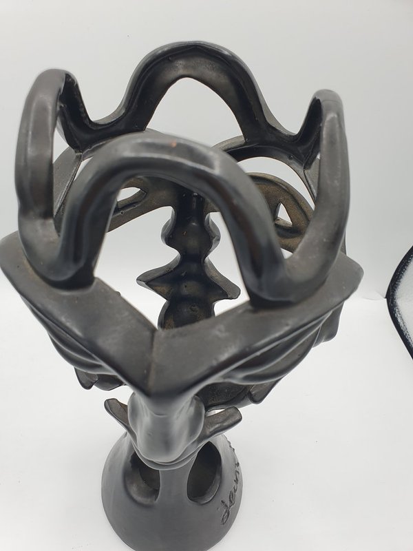 Vase ajouré aux quatre visages par Jean Marais