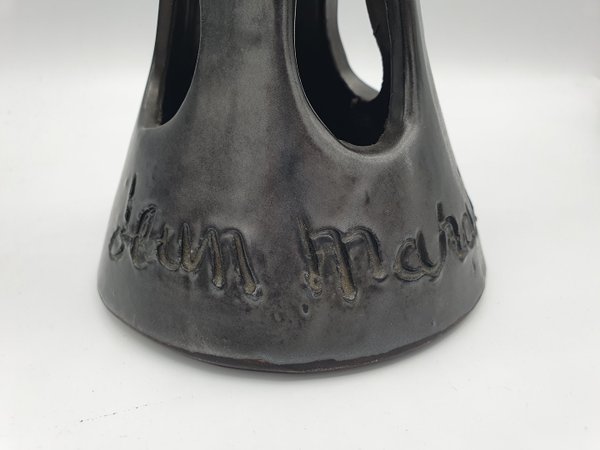 Vase ajouré aux quatre visages par Jean Marais