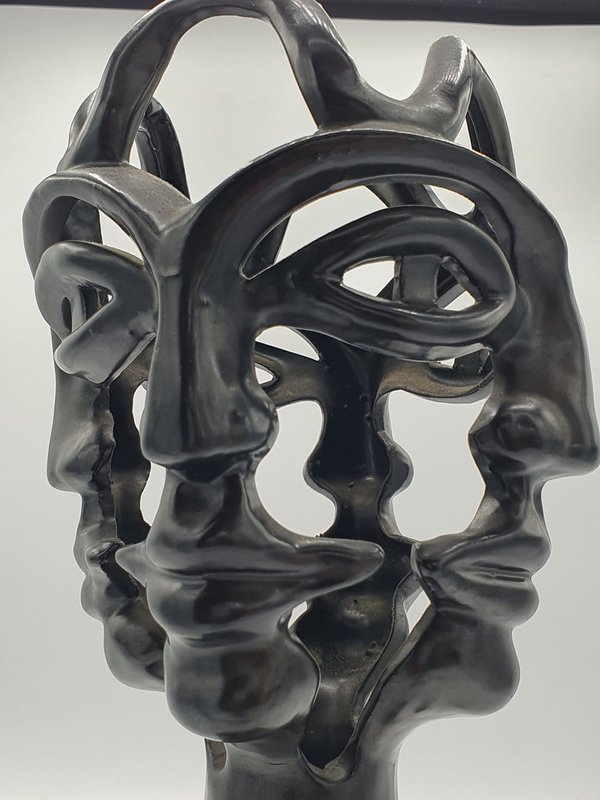 Vase ajouré aux quatre visages par Jean Marais