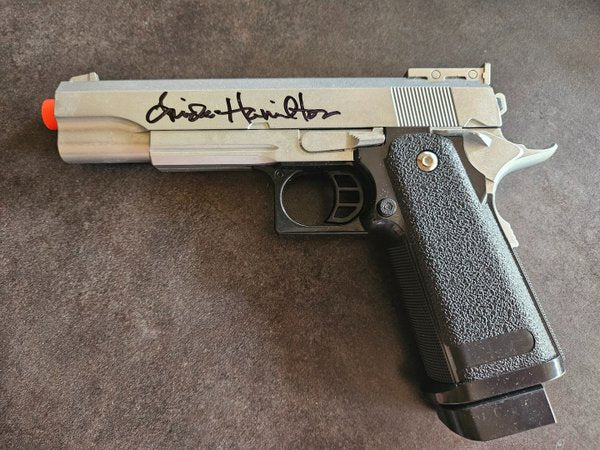 Autographe de Linda Hamilton sur pistolet - Terminator 2