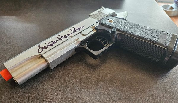 Autographe de Linda Hamilton sur pistolet - Terminator 2