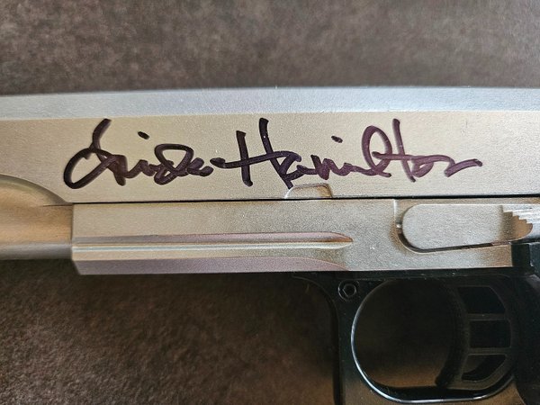 Autographe de Linda Hamilton sur pistolet - Terminator 2
