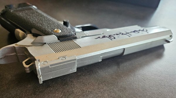 Autographe de Linda Hamilton sur pistolet - Terminator 2