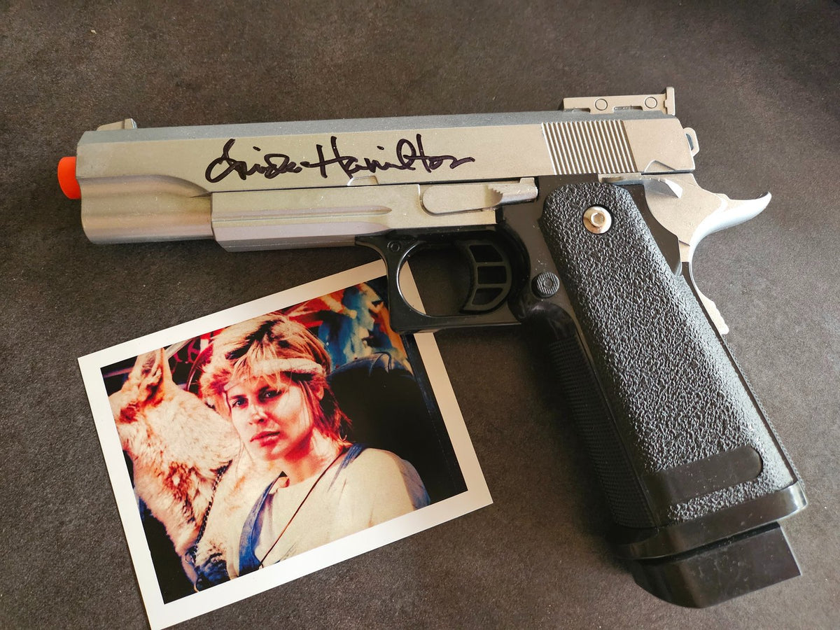 Autographe de Linda Hamilton sur pistolet - Terminator 2