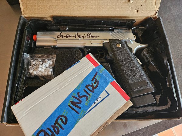 Autographe de Linda Hamilton sur pistolet - Terminator 2