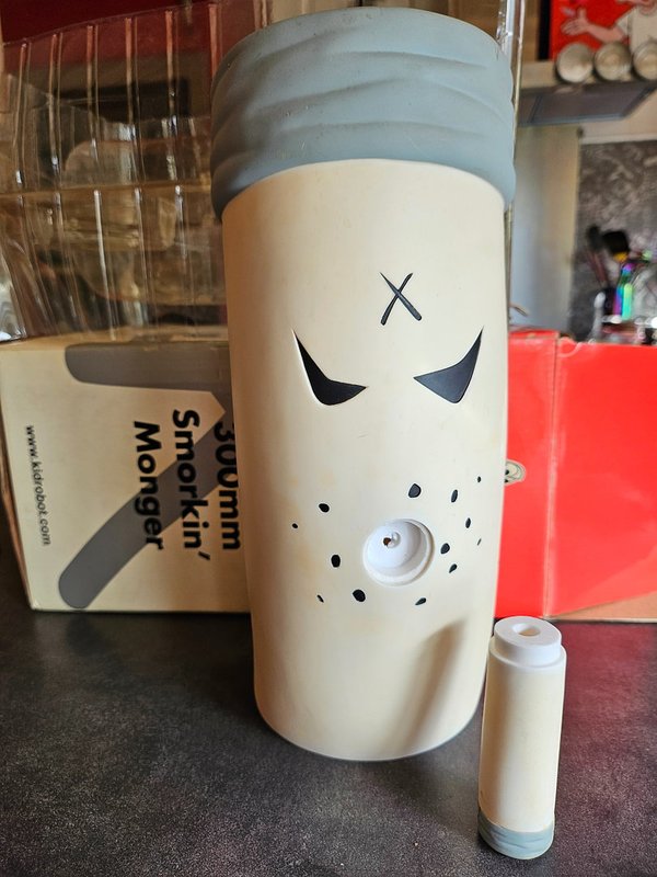 Signé par l'artiste Frank Kozik - Smokey Monger 30 cm