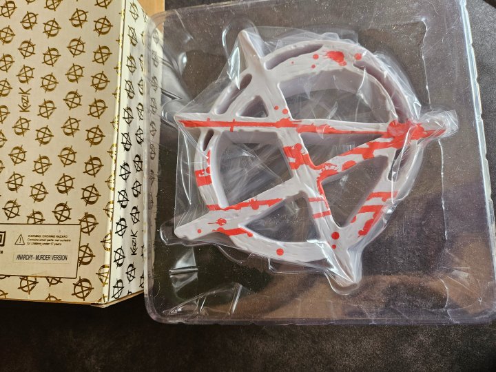 Kozik croix Anarchy Blanc et Sang - Edition limitée 500