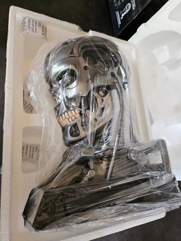 Buste Terminator T-800 signé par Arnold Schwarzenegger 63/200