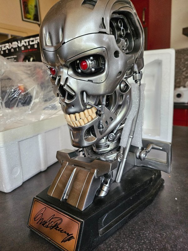 Buste Terminator T-800 signé par Arnold Schwarzenegger 63/200