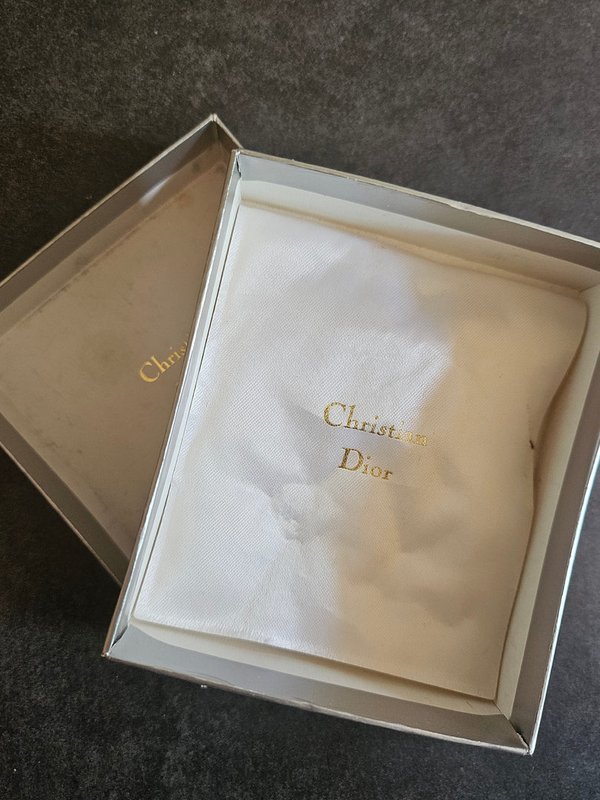 Broche Christian Dior avec son coussin et sa boite