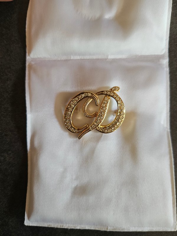 Broche Christian Dior avec son coussin et sa boite