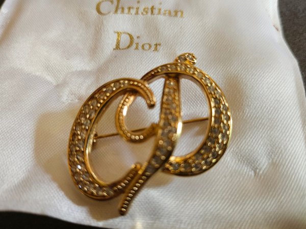 Broche Christian Dior avec son coussin et sa boite