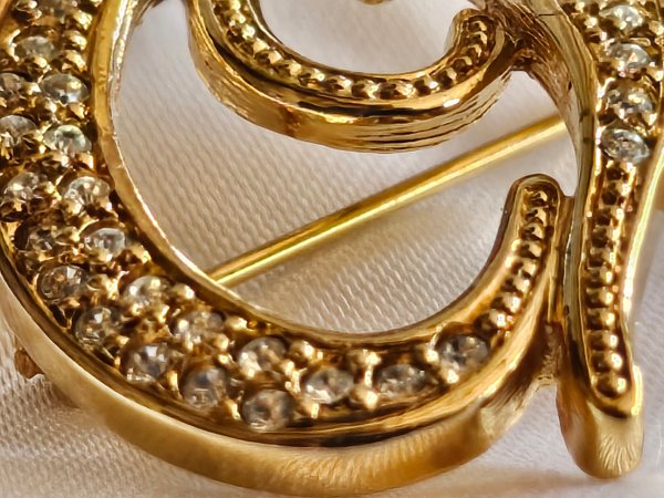 Broche Christian Dior avec son coussin et sa boite
