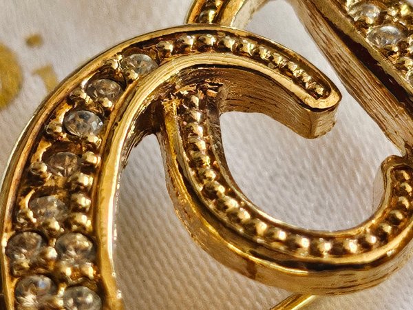 Broche Christian Dior avec son coussin et sa boite