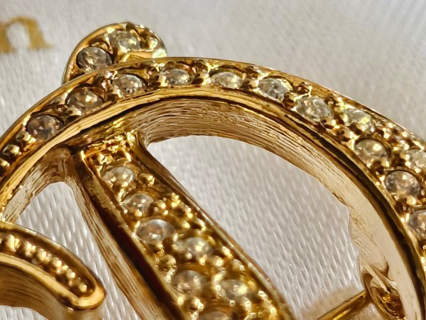 Broche Christian Dior avec son coussin et sa boite