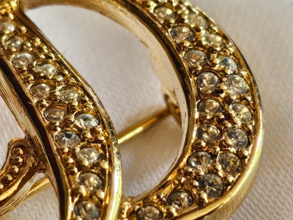 Broche Christian Dior avec son coussin et sa boite