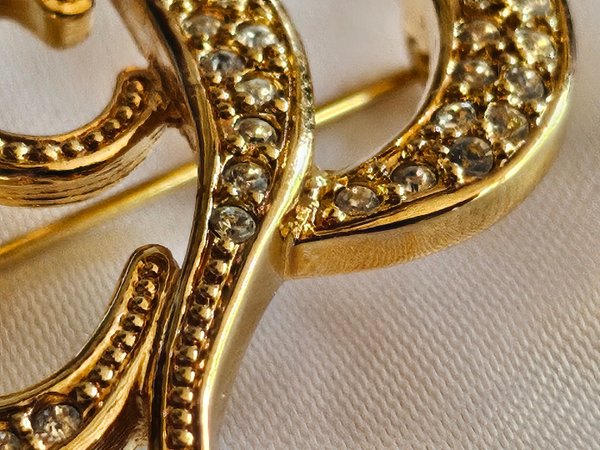 Broche Christian Dior avec son coussin et sa boite
