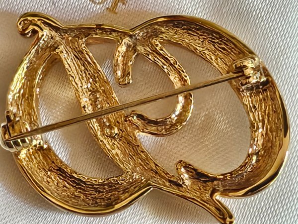 Broche Christian Dior avec son coussin et sa boite