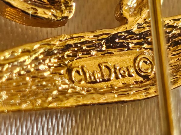 Broche Christian Dior avec son coussin et sa boite
