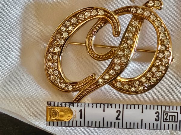 Broche Christian Dior avec son coussin et sa boite