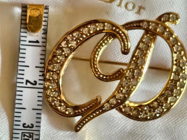 Broche Christian Dior avec son coussin et sa boite