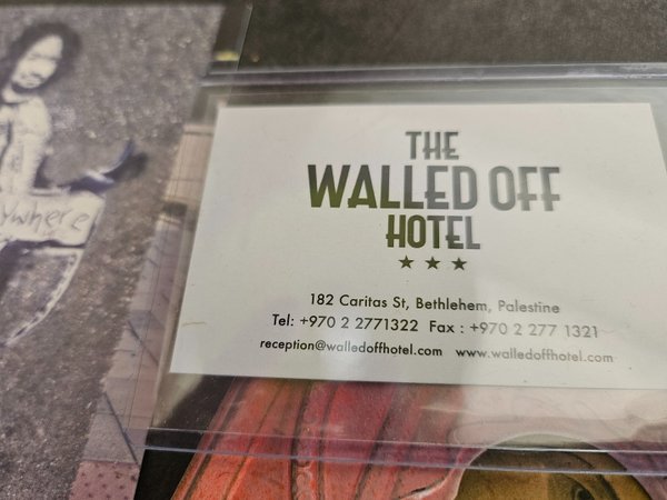 Tableau Banksy sur La vierge de Kazan - The Walled Off Hotel