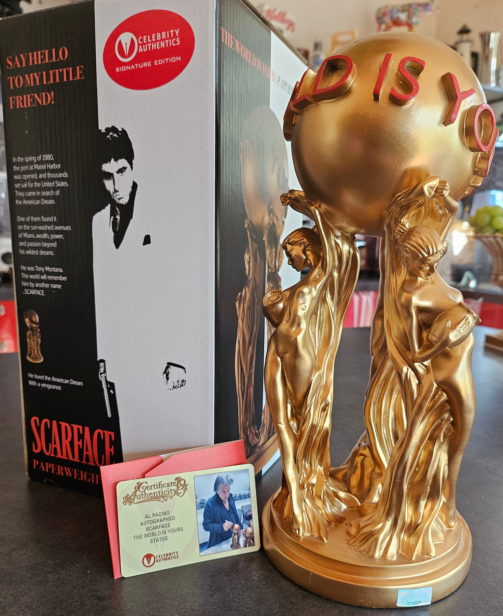 The world is yours, sculpture signée par Al Pacino